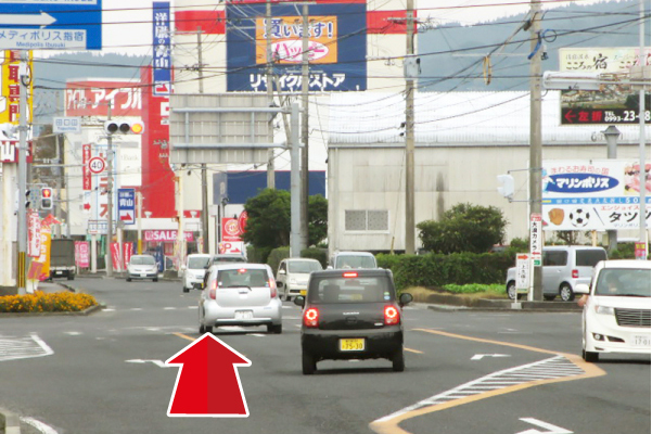 ③指宿の田口田交差点を真っ直ぐでハッピーの看板が見えます。