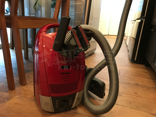 買取金額　6,000円 Miele/ミーレ キャニスター掃除機 CompactC2 マンゴーレッド SDBO0