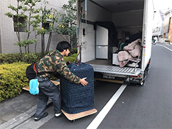 運び出し作業