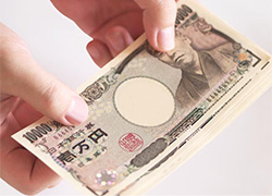 その場で現金のお支払いをします