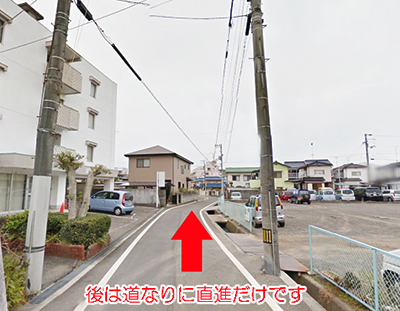 ④右手側にファミリーレストラン見えてきますが、直進して通り過ぎます。