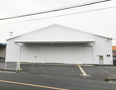 ⑤右手に三角屋根の真っ白な大型店舗が見えたら到着です